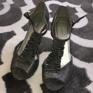 Adorable Gray Ruffle Detail heels 👠